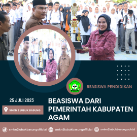 DALAM UPAYA MEMPERKUAT SEKTOR PENDIDIKAN DI AGAM, BUPATI AGAM MENYERAHKAN BEASISWA KEPADA SISWA/I SMKN 2 LUBUK BASUNG.